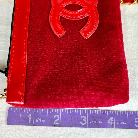 CHANEL crossbody in red velvet CC Beauty line or bum bag with chain & ch… - Picture 12 of 13